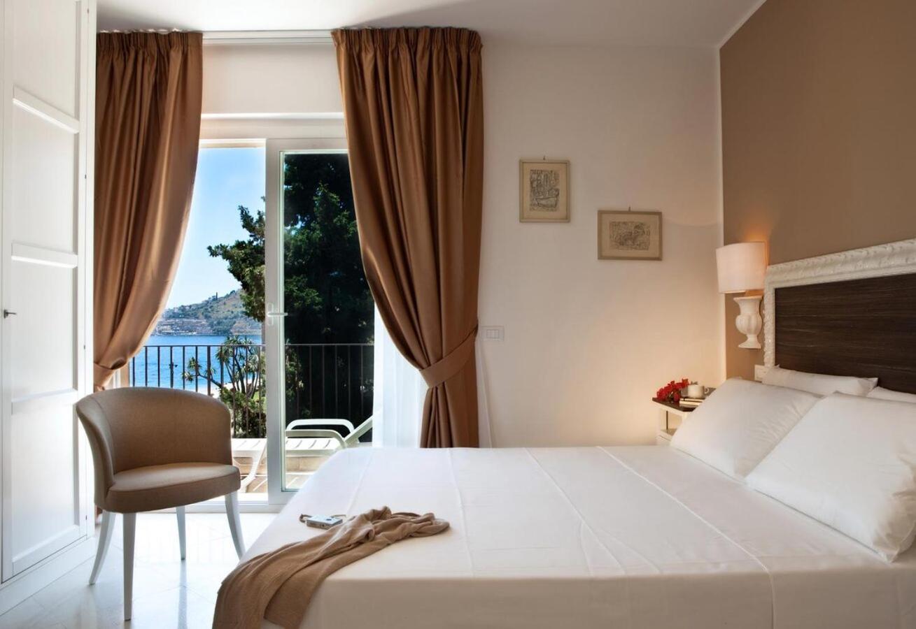 Oasis Aparthotel 4*