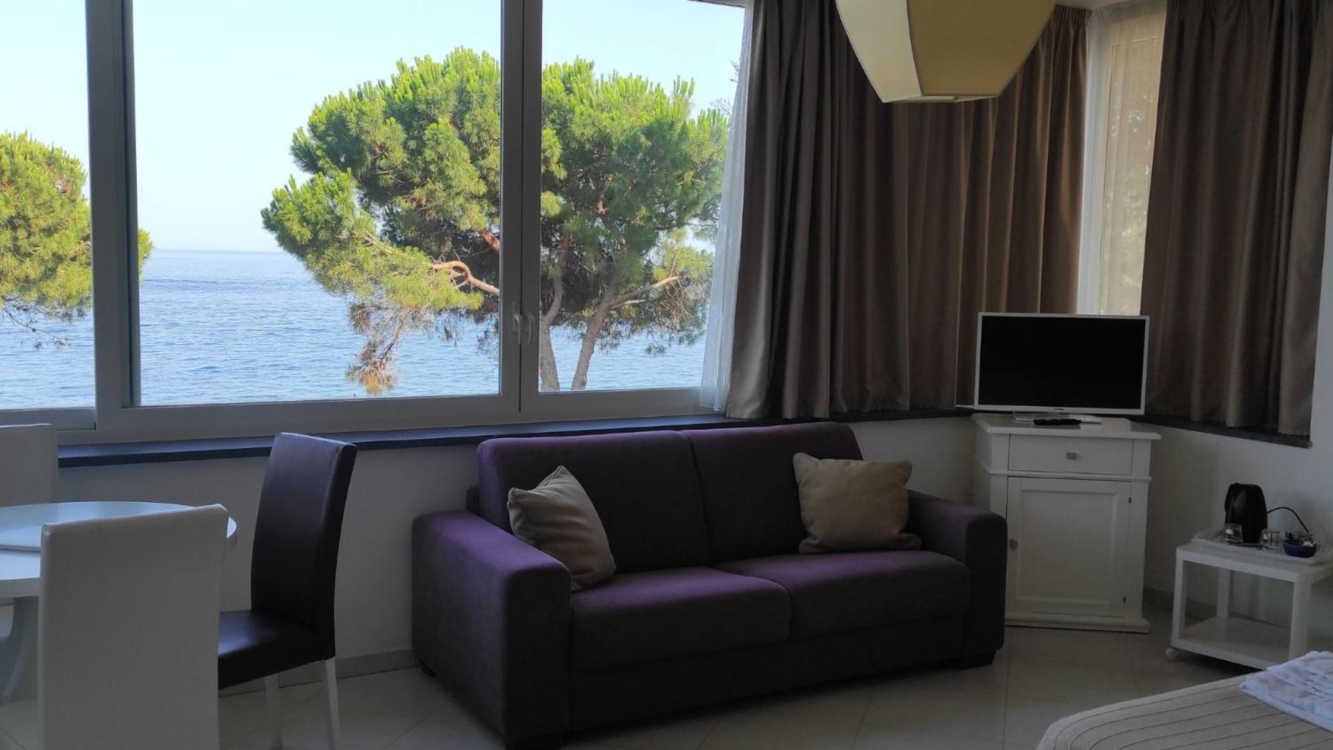 Oasis Aparthotel 4*