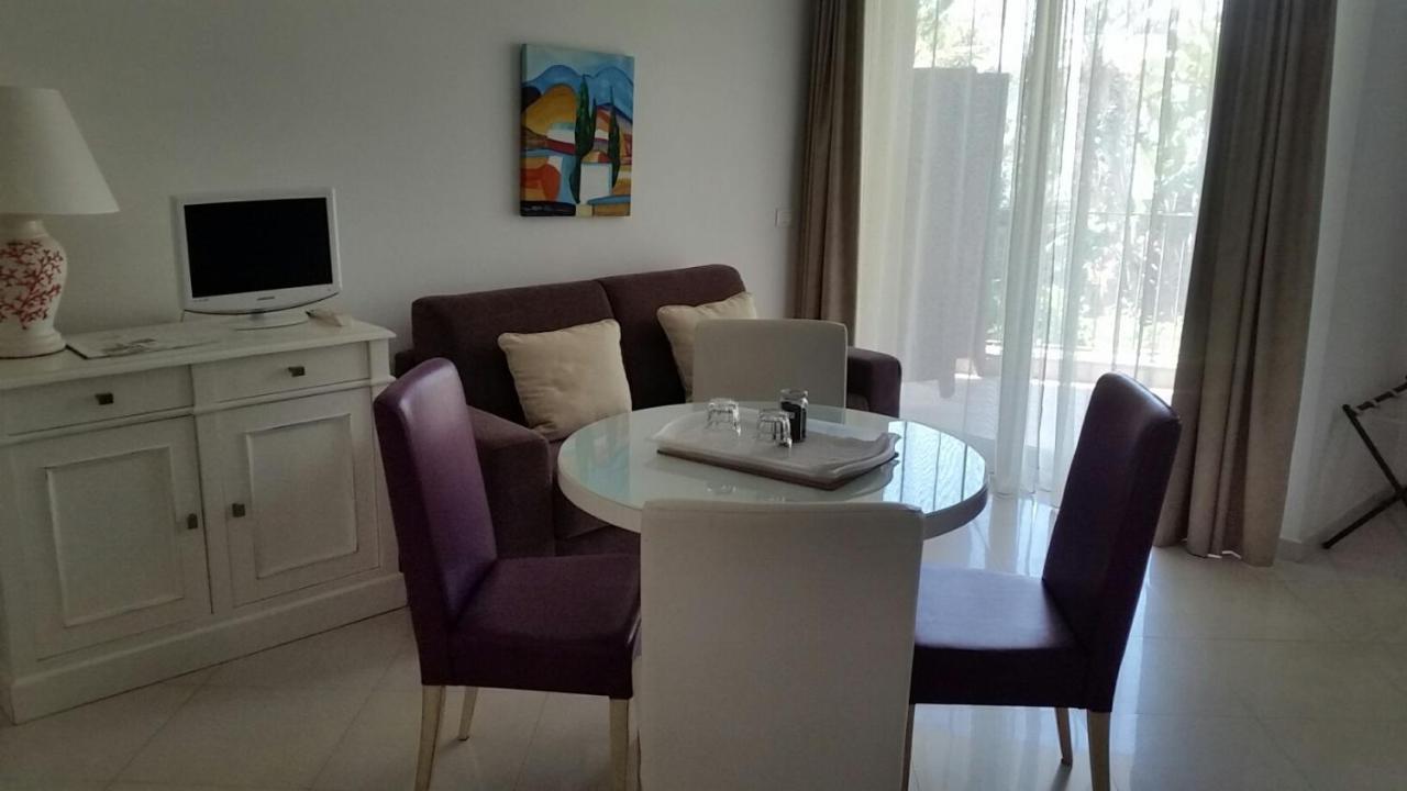 Oasis Aparthotel 4*